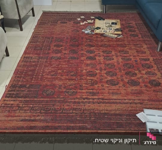שטיח אדום עם חפצים שונים עליו
